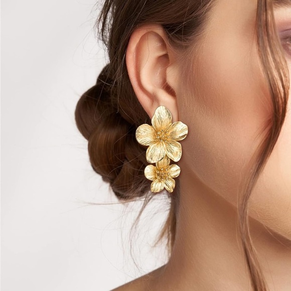 BRAND NEW Flower gold earrings - Picture 2 of 5